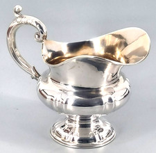 Schönes Biedermeier Milch