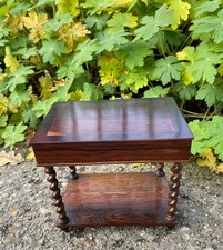 Schöne KONSOLE Pariser Puppe