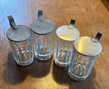 Alter Bierkrug mit Zinndeckel