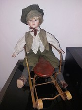 Dachbodenfund Porzellanpuppe Sammlerpuppe: Junge mit Schlitten 52 cm