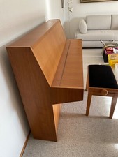 Klavier May Berlin Modell 103 Nussbaum Natur satiniert mit Handmoderator