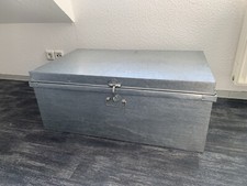 Metall Truhe mit Verschluss in der Farbe Silber mit Muster