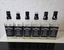 4 leere Jack Daniels Flaschen