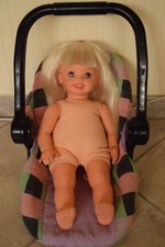 Puppe mit Puppen-Maxi Cosi 