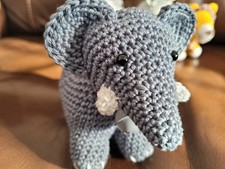 grauer Elefant mit Glöckchen