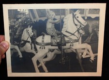 Kind auf Karussellpferd ,alter Fotodruck 17 x 23 cm