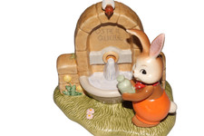 Goebel Hase am Brunnen "Bin ich durstig!" Ostern Rabbit on Well, OVP Top