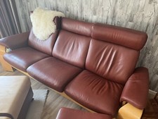 Stessless Sofa mit Hocker und Rolltruhe in Brodeauxrot.