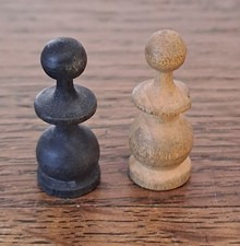 Alte kleine Holz Schachfiguren