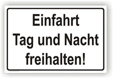 Schild -Einfahrt Tag und Nacht