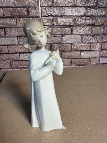 Lladro girl playing guitar - lladro,