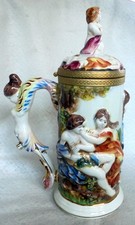 Bierkrug Figurenkrug Porzellan Capodimonte Relief Szene Krug Sammelkrüge