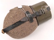Feldflasche Wehrmacht, MN43 gestempelt auf Becher, Riemen, im Bezug und MN auf d