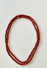 Sehr lange Korallen Perlenkette aus Glasperlen auf Baumwollfaden aufgezogen