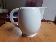 Weiße, schlichte Art Deco