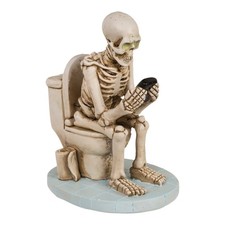 Skelett mit Handy auf Toilette