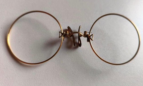 Antike goldfarbene brille - antike,
