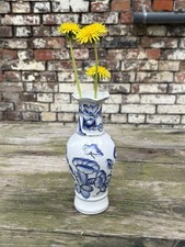 blau-weiße Porzellanvase mit