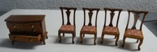 Kommode und vier Stühle mit