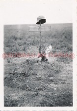 H515 Foto Belgien Wehrmacht Grab IR.102 mit Stahlhelm battle damage kia 1940