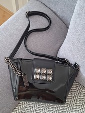 Super schöne Handtasche Lack, schwarz, Sisley, mit Glassteinen vorn