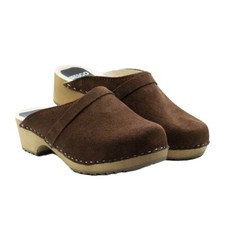 Braune schwedische Holzclogs Leder mit gestreiftem niedrigem Absatz geschlossen