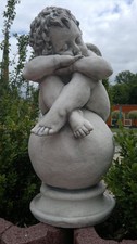 Steinfigur "Engel auf Kugel"