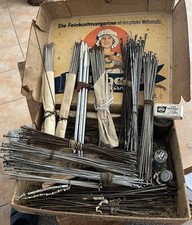 Sammlung Antiker Fahrradspeichen Fahrradnippel Fahrradteile in altem Karton