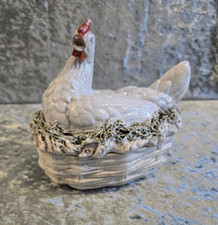 Henne Deckelschale antik Porzellan farbig gefasst naturgetreue Ausformung