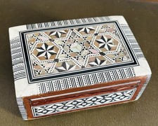 Schönes Kästchen Schmuckschatulle aus Holz mit edler Perlmutt-Intarsienarbeit