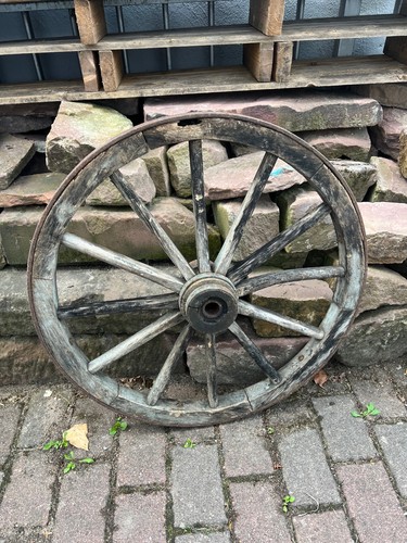Altes wagenrad holzspeichenrad - altes,