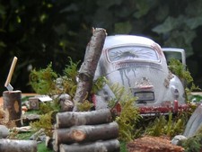 Diorama Scheunenfund (Barn Find) VW Käfer 1500 (1967) in 1:24
