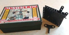 Märklin Metallbau kleiner Uhrwerkmotor in schwarz, mit Schlüssel und Karton 