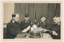 Foto Luftwaffe Kaserne Soldaten HG beim Lesen (8202a)