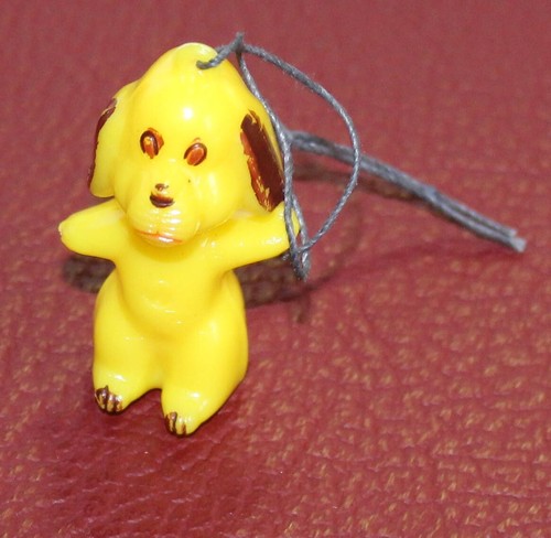 Gelber plastikhund als - plastikhund,