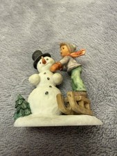 Hummel Winterdorf Figur Junge Schlitten Schneemann Winterfreunde