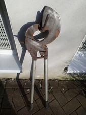 Großer alter Ratschen-Kabelschneider. Arbeitssparende Kabel- und Drahtschere
