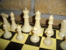 Alte Schachfiguren aus.....