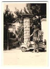 Fotografie Motorrad Vespa Motorroller, Bursche nebst LKrad 