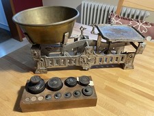 Alte Waage mit Gewichten mit