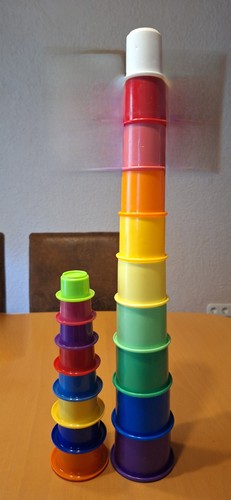 Bunte stapelbecher mit - stapelbecher, tieren