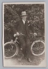 Mann mit Fahrrad - Lederschuhe