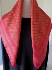 Seidentuch rot mit grünen Streifen u.kl. Pünktchen ca .67 x 67 cm