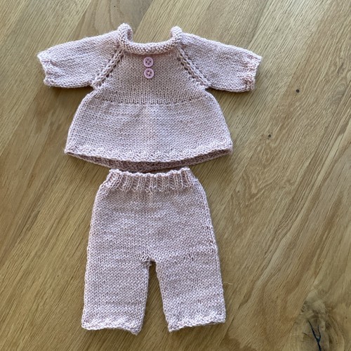 Handgestrickte kleidung - kleidung, f