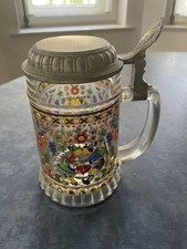 Bierkrug aus Glas mit bunter