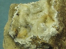 Seltene chronologische Kristallisation von Calcit, Chalcedon, Quarz