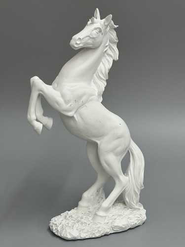 Große pferdefigur steigendes - große,