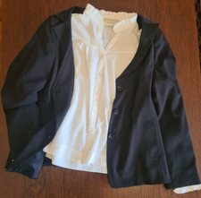 Schwarzer eleganter Blazer von SINGH S MADAN mit drei Knöpfen und Taschen