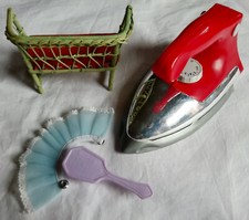 Puppenzubehör Puppenspielzeug Rock Bürste Bügeleisen & Rattanbank mit Sitzbezug 