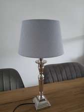 Stilvolle Tischlampe Wohnaccessoires elegantes Deko Wohnzimmerdeko 